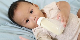 男婴正在吮吸奶瓶。