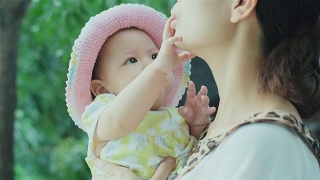 快乐的亚洲小女婴和她的母亲视频素材模板下载