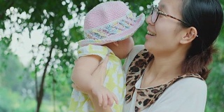快乐的亚洲小女婴和她的母亲