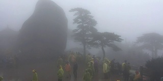 游客在黄山的雨中