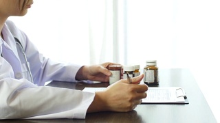医生用药瓶在写字板上写处方药视频素材模板下载