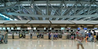 旅客在机场登记大厅拥挤