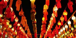 在泰国的哈列蓬猜佛寺，彩色的灯和灯笼