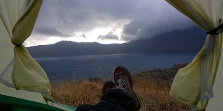 在Nemrut火山口湖附近的一个帐篷里，有风，有云，有雨