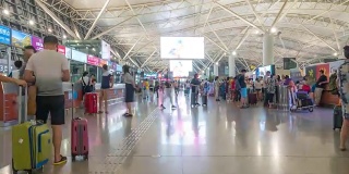 时光流逝:中国西安机场出发大厅的旅客人群