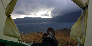 在Nemrut火山口湖附近的一个帐篷里的慢镜头，有风，有云，有雨