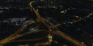 普密蓬大桥的空中日落照片