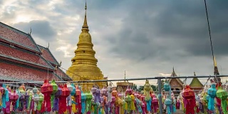 时光流逝:泰国哈旁猜佛寺的五彩灯饰