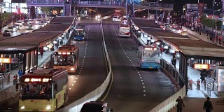 广州繁忙交通的BRT(快速公交)