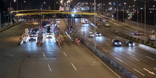 城市交通在夜间立交桥