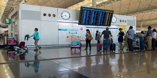时间流逝:旅客在机场离境问讯处