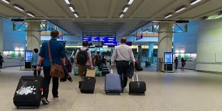 时光流逝:香港国际机场候机楼的旅客