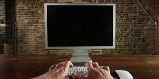 电脑屏幕与手打字的POV镜头