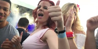 用智能手机拍摄的两名女子在音乐会上跳舞的视频