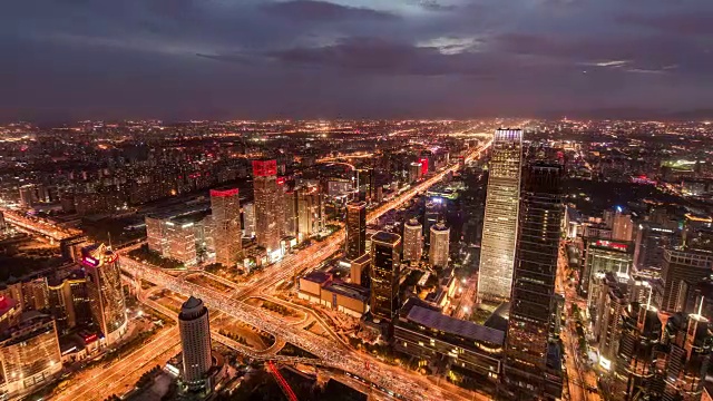 T/L WS HA ZI鸟瞰图北京天际线和中央商务区，白天到晚上的过渡
