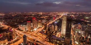 T/L WS HA ZI鸟瞰图北京天际线和中央商务区，白天到晚上的过渡