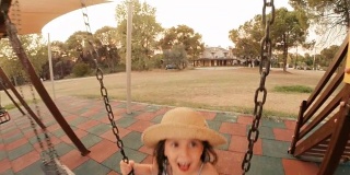 小女孩在公园里玩。