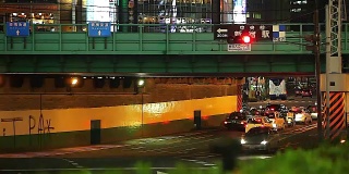 新宿晚上的交通非常繁忙。