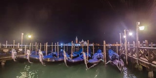 意大利威尼斯的贡多拉港，夜间