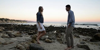 多民族浪漫情侣在海滩求婚