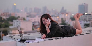 美丽年轻的亚洲商务女性使用智能手机