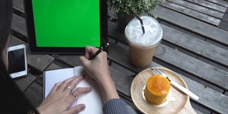 女商人在咖啡店使用平板电脑，绿屏