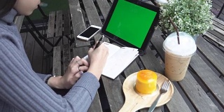 女商人在咖啡店使用平板电脑，绿屏