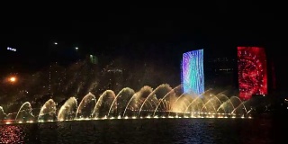 音乐喷泉，色彩斑斓的灯光和现代化的建筑
