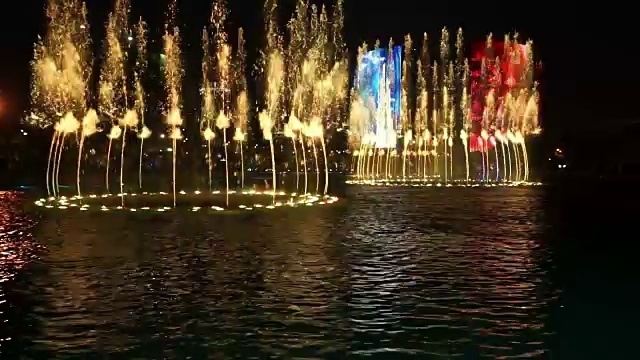 音乐喷泉，色彩斑斓的灯光和现代化的建筑