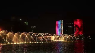 音乐喷泉，色彩斑斓的灯光和现代化的建筑视频素材模板下载