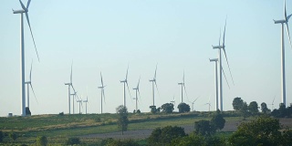 蓝天下的高山上的风力发电场