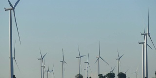 蓝天下的高山上的风力发电场