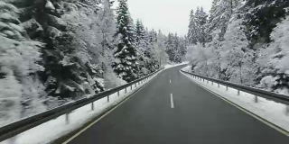 POV汽车在冬天驾驶