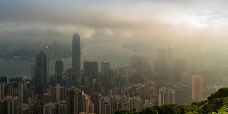 时间流逝:薄雾中的香港城市全景