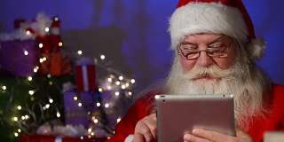 圣诞老人在数字平板电脑上工作