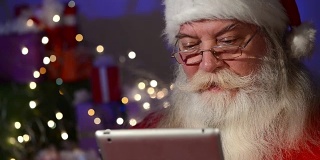 圣诞老人在数字平板电脑上工作