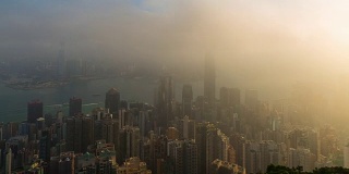 时间流逝:薄雾中的香港城市全景