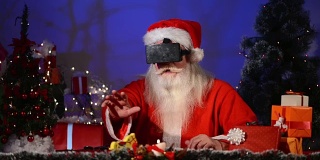 圣诞老人戴着虚拟现实头盔