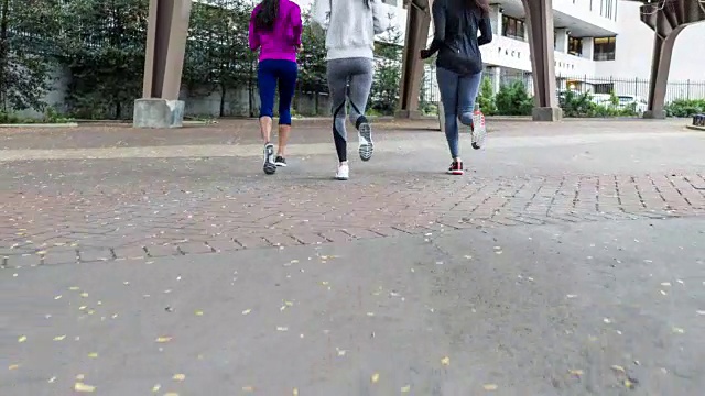 下面是三名女子在纽约跑步的视频