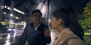 夫妻在雨中交谈。