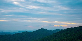 时光流逝薄雾山在黄昏