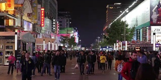 中国北京，人们走在王府井大街上
