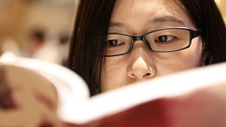 一个女人在图书馆看书视频素材模板下载