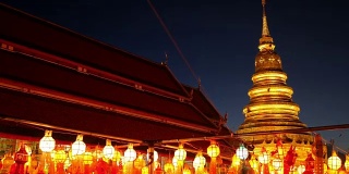 在泰国的哈列蓬猜佛寺，彩色的灯和灯笼