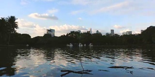 花园里湖面上的鸭子船时光流逝