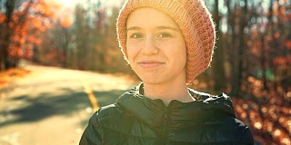 16岁的漂亮女孩秋天在户外散步的视频肖像