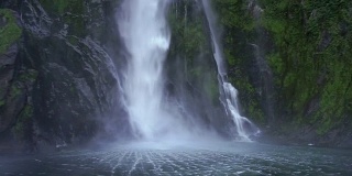 青山与瀑布从宁静的水