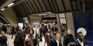 4K伦敦地铁车站，高峰期乘客，英国，英国