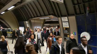 4K伦敦地铁车站，高峰期乘客，英国，英国视频素材模板下载