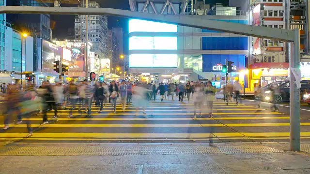 现代城市十字路口拥挤的人群时光流逝